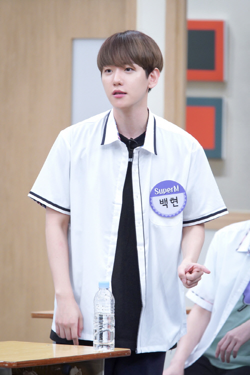 Lee Tae-min, Baekhyun, Kai, Tae Yong, Mark, Lucas and Ten of the global project group SuperM appear as transfer students at JTBC Knowing Bros broadcast on the 29th.As SuperM completeness can be seen for the first time in Knowing Bros, members deliver special group episodes.In addition, we will show off our spectacular performances and give a nice greeting.In the recent Knowing Bros recording, EXO Baekhyun unraveled the episodes he had as a leader during SuperM activities.Baekhyun usually complains to the company as a leader instead of the members, and he always moves because of the word Lee Tae-min. Baekhyun said, When I hear Lee Tae-min, I always say I will talk and passively (?)He showed himself as a leader.The brothers then asked other SuperM members, Is Baekhyun dignified as a leader? And the answer of Kai was a big smile on the scene.Knowing Bros will air at 9 p.m. on the 29th.Photos  JTBC