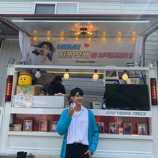 Roh Ji-hoon said on the 29th, My senior, my senior! Jihoon Holic seniors ~ ~ Thanks to Roh Ji-hoon juniors, I am very strong!(What is Churus, what is ice cream, why are there so many kinds of coffee, what is the quality?) #Roh Ji-hoon #mbcevery1 #Drama #Love that ass Nice, but the outdoor new bed #Coffee or Tea #Thank you # # Thank you # # I love you? And several photos.The photo shows Roh Ji-hoon, who is certifying with a bright smile in front of Coffee or Tea sent by fans.Roh Ji-hoon was impressed by his visuals and outstanding physicals that made him feel happy.Meanwhile, Roh Ji-hoon is appearing on MBC every1 Drama Love is annoying but I do not want to be lonely!