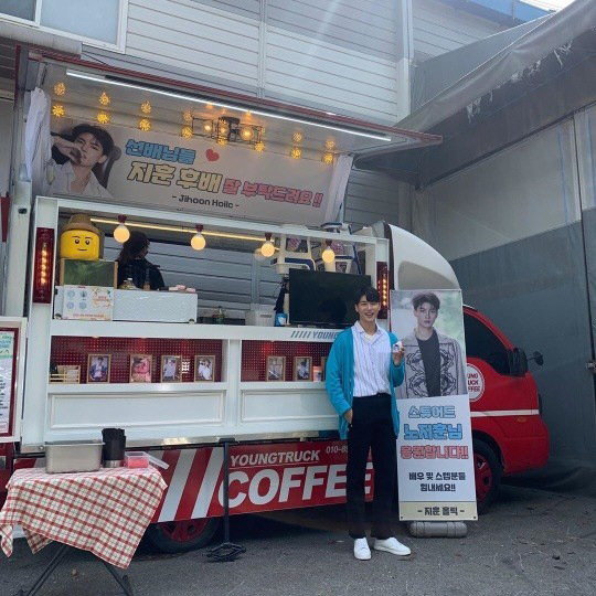 Roh Ji-hoon said on the 29th, My senior, my senior! Jihoon Holic seniors ~ ~ Thanks to Roh Ji-hoon juniors, I am very strong!(What is Churus, what is ice cream, why are there so many kinds of coffee, what is the quality?) #Roh Ji-hoon #mbcevery1 #Drama #Love that ass Nice, but the outdoor new bed #Coffee or Tea #Thank you # # Thank you # # I love you? And several photos.The photo shows Roh Ji-hoon, who is certifying with a bright smile in front of Coffee or Tea sent by fans.Roh Ji-hoon was impressed by his visuals and outstanding physicals that made him feel happy.Meanwhile, Roh Ji-hoon is appearing on MBC every1 Drama Love is annoying but I do not want to be lonely!
