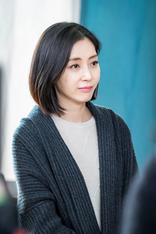 From the confession of Baek Soo-bin, the elegant friends, to the change of Han Eun-jung, all the truth will be revealed.JTBC gilt drama Elegant Friends (directed by Song Hyun-wook and Park So-yeon, playwright Park Hyo-yeon and Kim Kyung-sun, production studio & new and J C & & N) visited the hospital room of Baek Hae-sook (played by Park Ha-jun), who visited the hospital room of Ahn Jung-chul (played by Yoon-sang) and Nam Jung-hae (played by Song Yoon-ah) on August 29, before the 15th broadcast. Han Eun-jung) was released.The atmosphere of Ahn Jung-cheol, Nam Jeong-hae, and Baek Hae-sook of the mixed eyes is curious.In the last broadcast, Yubin, the son of Ahn, was unconscious due to a traffic accident in the middle of the night.Angungcheol shed tears in an unexpected accident, and Jung Jae-hoon (Bae Soo-bin) confessed to the murder and reversed it.In the meantime, after Baek Hae-sooks confession of the deadline, Nam Jeong-hae and Baek Hae-sook began to open the door of the mind that had been closed for a long time.Baek Hae-sook shook her mind with a hint that the woman she loved was not her but a man.In the meantime, Baek Hae-sooks move in the public photos attracts attention. The atmosphere of Angungcheol, Namjeonghae, and Baek Hae-sook, who look at Yubin lying asleep on his bed, calmly subsided.Above all, Baek Hae-sook, who showed up with a trunk like a person who goes on a long trip, is not unusual.Angungcheol with a calm expression without knowing anything, and the sad smile of Namjeonghae who knows everything, contrasts and adds curiosity.In the preliminary video, Baek Hae-sook said, You are a good man, no matter who says it.I hope that there will be only happy things without getting sick now. The scene of turning around with the last greeting was revealed, and it is also noteworthy whether Ahn will reveal all the facts to Ahn.