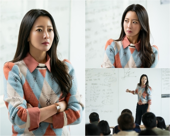 Alice Kim Hee-sun appears in earnest as Professor Yoon Tae-yi of physics.Kim Hee-sun is expected to emit another intense charisma from the future Scientist Park Sun-young in the second episode of SBSs Golden Earth Drama Alice (playplayed by Kim Gyu-won, Kang Cheol-gyu, and Baek Soo-chan/production studio S) broadcast on August 29.Kim Hee-sun, who appeared as a time traveler Park Sun-young in the last one, headed from 2050 to 1992 to take the prophecy.But there he knew his pregnancy and settled in the past for his child, and eventually shocked him to death on his birthday, when Super Blood Moon opened in 2010.Kim Hee-sun proved super-strong suntime by showing a wide spectrum of acting from powerful action acting to mother-in-law.In the second episode of Alice, which will be broadcast on the 29th, expectations are high, saying that Kim Hee-sun, who transformed into a Stripes physics professor Yoon Tae-yi, who lives in 2020, will be included.Among them, the steel that is open to the public is filled with the image of Kim Hee-sun on the pulpit.His eyes, which are looking at the students with his arms folded, seem to emit an intense laser, and the expression of Kim Hee-sun, who is more tactile, is enough to cause the breath of the viewers.Kim Hee-sun, meanwhile, steals his gaze with a passionate lecture in front of a blackboard with a full physics formula.It seems that the character of Yoon Tae-yi, who is proud and uncompromising, is buried in his charismatic appearance.