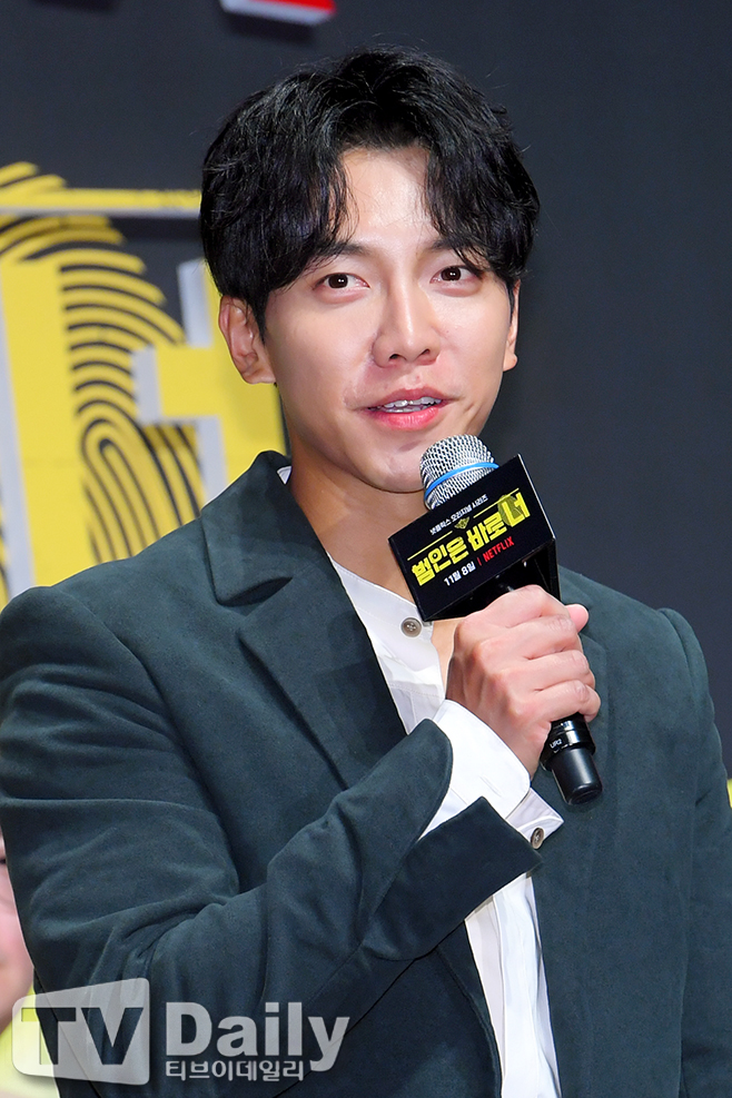 Singer and actor Lee Seung-gi has declared a hard-line response to the proceedings he filed against the flammer.On the 28th, Hook Entertainment announced the progress of the complaint against the flammer recently through the website Official Announce.The agency said, In the case of the Judgment in the Deagu District Court Sangju Sangmu FC support on August 19, 2020, the court ruled that the flamer was fined 5 million won for the judgment.In addition to fines, civil damages are also being reviewed, and flammers are trying to keep the policy of asking for civil liability to the end. The remaining cases of the suspects are currently specified, and the suspects Spirited Away has been suspended by the prosecutor (the wanted name) and disposed of.There is a specific flammer that appeals to the family, but it is proceeding to be legally disposed of without any agreement. Lee Seung-gi is currently appearing in various entertainment programs such as SBS All The Butlers and tvN Seoul Village.He was selected as JTBC Singer Gain MC to be broadcast in October.Lee Seung-gis agency official announce specialHello, this is HOOK ENTERTAINMENT. This is an ongoing notice regarding the flammer complaint.In the case of the Judgment in the Deagu District Court Sangju Sangmu FC support of August 19, 2020, the court ruled that the flamer was fined 5 million won for the Judgment.In addition to fines, civil damages are also being reviewed, and flammers are trying to keep their policy of asking for civil liability to the end.The remaining cases of the suspects are currently specified, and the suspects Spirited Away has been suspended by the prosecutor (appointed for nomination).There is also a specific flammer that appeals to the family, but it is proceeding to be legally disposed of without any agreement.We are preparing for an additional flamer complaint with Liu, a law firm, by integrating the contents of the fans report and their own monitoring data.We will continue to take all possible legal action to protect the honor of our artists, and we will do our best to respond strongly to any strong legal action for a healthy Internet culture.Thank you.