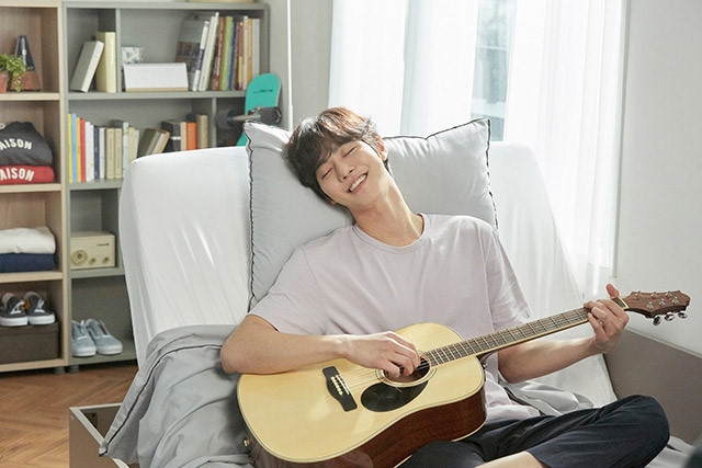The most notable are Park Bo-gum of ACE bed and Jung Hae In of SeSariving.Park Bo-gum, who has been a bed Brand ACE bed model since August 2018, recently presented the fifth series of the Good Sleep Builds, Makes a Good Me campaign.The scenes where Park Bo-gum shows off an exciting dance after sleeping good sleep caught the attention of consumers.He made headlines by introducing Farrell Williams Happy (Happy) as a background music, with dance skills and talent as much as an idol group.This AD was the last time Park Bo-gum joined the army, so it was more noticeable.Jung Hae In has been working as a model for functional Beding BLAND SARIBING since April, and this fall season AD has emphasized the softness of BLANDs own fabric.The concept of Jung Hae In writes and recommends has also received favorable responses from consumers, as it has become a hot topic to cover the top and cover the comforter.Another Bedding Bland Eve is also releasing AD with model Jo In-sung through its homepage and sponsoring Mnet Boy Group audition ILand.In April, Persis Groups living furniture specialist Brand Ilrum released a video of One-person One-room, One-person Life Project with Ahn Hyo-seop.Ahn Hyo-seop captivated female consumers by creating a variety of aspects of living on a motion bed with warm visuals.In addition, Vardifland was the Bread Lacloud Model, which brought Rain and Kim Tae-hee together, and it was the first CF of the couple.In the past, Bedding AD was considered to be the exclusive property of top female actors, but recently, more and more actors in their 20s and 30s are being introduced.Kim Byung-hee, a professor of AD PR at Seowon University and a former president of the Korean AD Society, said on the 29th, In the past, the concept of bed is science was fun, but now there is little functional difference between BLANDs.So the actors of warm and warm images are used as models. When you buy Bedding, the decision maker is mainly a woman. So more and more people use male models.Especially, if you buy a bed, you will spend about 10 years and the conversion rate will fall, so young actors with fresh and fresh images seem to be preferred. Bedding is aimed at female consumers...warm image-oriented.