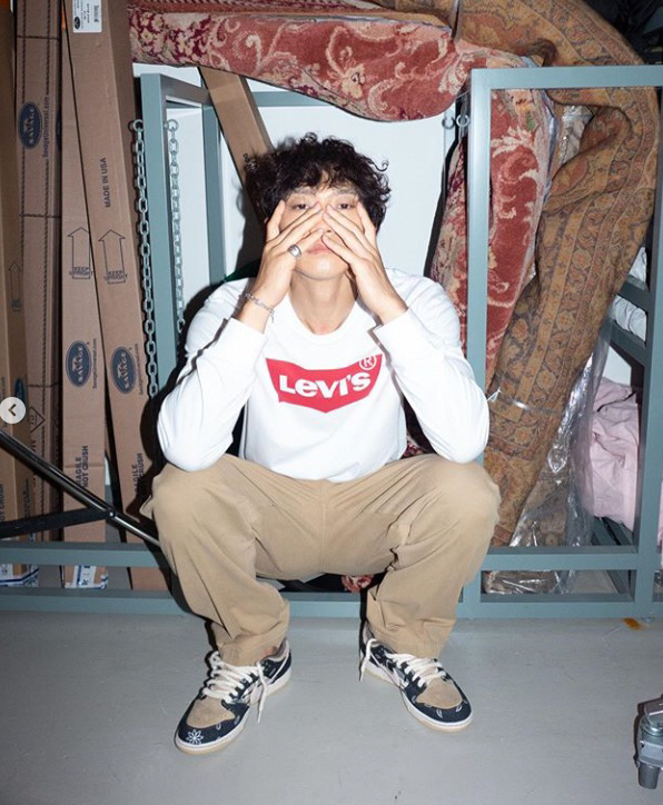 Singer Rain has reported on the latest.On the 30th, Rain posted a picture without any comment through his Instagram.Rain in the open photo is staring at Camera with a serious expression, unlike his usual playful appearance.In particular, Rain is attracted to his attention with his curly hair, which is full of seriousness.Meanwhile, Rain married actor Kim Tae-hee in 2017 and has two daughters in her element.