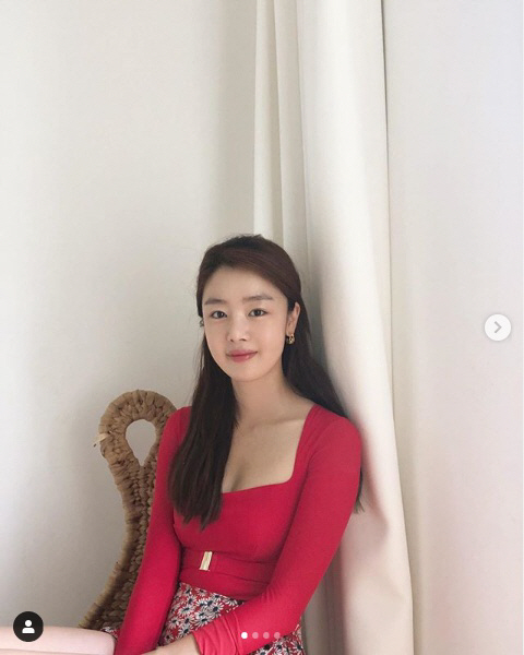 Actor Han Sun-hwa shows off her cherry-colored swimsuit figureOn the 30th, Han Sun-hwa posted several photos on his Instagram with an article entitled Cherylight Gochujangswimsuit # Today.The photo shows Han Sun-hwa in a cherry-colored swimsuit, with intense swimsuit colors contrasting with white skin results.In particular, Han Sun-hwa emphasized the innocence sexy with a glamorous body line.Meanwhile, Han Sun-hwa recently appeared on SBSDrama Convenience Store Morning Star.