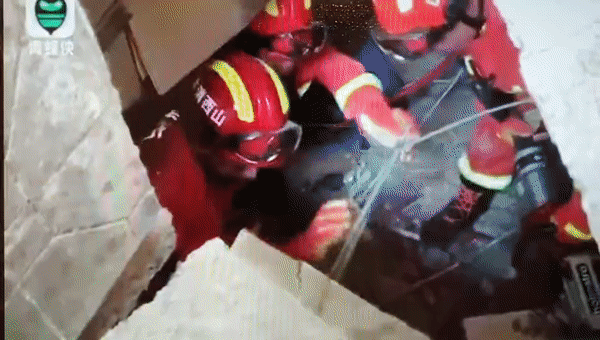 지난 29일 오전 9시 40분께 중국 산시성 린펀시 천좡촌의 쥐시엔 식당이 붕괴되면서 팔순 잔치에 참석했던 하객 57명이 매몰돼 이중 29명이 숨지는 사고가 발생했다. [중국청년보망 캡처]