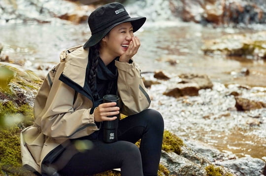 Gong Hyo-jin has been selected as the exclusive model of the Outdoor Research brand Kolon Sports, which is being developed by Kolon Industries FnC from the 20FALL season.In this campaign, which aims to deliver natural and impactful products that are suitable for the easy-to-reach Outdoor Research environment, Gong Hyo-jin has revealed its unique familiar charm without hesitation.In the open photo, the natural appearance of Gong Hyo-jin catches the eye.This film was actually taken in the mountains near Seoul to capture the comfort of nature.Sitting next to a clear stream, Gong Hyo-jin is building a clear Smile as if he were sharing a pleasant chat with a friend.The positive energy of Gong Hyo-jin, who enjoys freedom from busy daily life and downtown, provides healing to viewers.The AD campaign, which consists of three themes: climbing, camping, and soaring, has added a different amount of fun to the recent trendy natural healing program.In particular, Gong Hyo-jin has completed a unique AD campaign video through witty ambassadors and ad-libs with his opponents according to each Outdoor Research environment.The Kolon Sports AD, which is exposed through online and SNS instead of avoiding TV media, is expected to naturally reach viewers by making a big change in Outdoor Research AD trends.Weve been working with Gong Hyo-jin since this 20FALL season campaign, said a brand official.I think that I will be able to get closer to my customers through the stylish and excellent acting actor Gong Hyo-jin AD video can be confirmed through Kolon Sports YouTube channel and SNS.