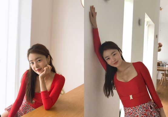 Singer and actor Han Sun-hwa flaunted his glamor figureHan Sun-hwa posted a picture on his Instagram on the 30th with an article entitled Cherry Gochujang swimsuit # Todays ANNIME # Pleasant with the last picture.Han Sun-hwa in the public photo boasts a volume-filled figure wearing a red swimmer suit.In particular, Han Sun-hwa captures the attention of the sexy and innocent charm at the same time.Han Sun-hwa is set to star in JTBC Drama UndercoverPhoto: Han Sun-hwa Instagram