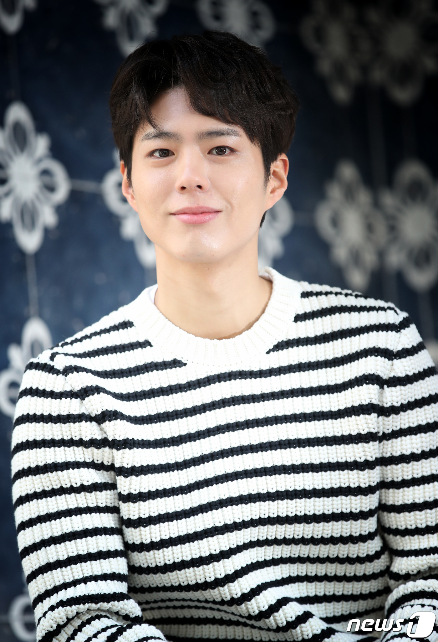 Seoul = = Actor Park Bo-gum(27) is Enlisted as Navy Culture Promotional Disease.Park Bo-gum will enter the Navy Basic Military Education Center in Navy Education Command in Jinhae-gu, Changwon-si, Gyeongsangnam-do on the 31st.Park Bo-gum continues his active military service as a Navy cultural publicist after six weeks of basic training here.Initially, the basic training for Navy will be 5 weeks including the enlistment, but the training period will increase to 6 weeks from the 31st enlistment.The Enlisted of Park Bo-gum on this day is Private, and the place and time are quietly done without special procedures or events.I am sorry to have Enlisted without giving a brief greeting, but now it is time to consider social distance and health for everyone because of COVID-19, the agency said. I am sorry to have Enlisted without giving a brief greeting, He said.I am asking for your understanding and understanding because it is an inevitable decision for the health and various safety of the fans and the reporters.Park Bo-gum is set to air TVN drama Youth Record; Youth Record finished all the shoots early on in line with Park Bo-gums Enlisted schedule.