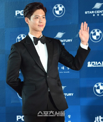 Park Bo-gum will enter the Navy Basic Military Education Center in Navy Education Command in Jinhae-gu, Changwon-si, Gyeongsangnam-do on the 31st.Park Bo-gum continues his active military service as a Navy cultural publicist after six weeks of basic training here.The Enlisted of Park Bo-gum on this day is Private, and the place and time are quietly done without special procedures or events.I am sorry to have Enlisted without giving a brief greeting, but now it is considered a time to consider social distance and the health of all, said Blossom Entertainment, a subsidiary of the company, who said, I am sorry to have Enlisted without giving a brief greeting, but I made this decision because I have to consider the health of everyone.Park Bo-gum is about to broadcast the TVN drama Youth Record and has also finished filming the movie Wonderland.