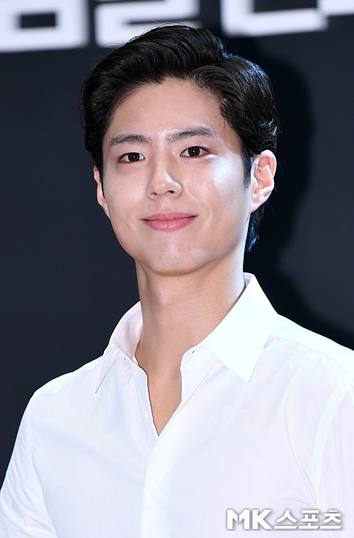 Actor Park Bo-gum is Enlisted Today (31st).On 31st, Park Bo-gum will be Enlisted as a Navy Culture Promotionalist.Park Bo-gum is deployed after six weeks of basic training at the Navy Basic Military Education Team of the Navy Education Command in Jinhae, Gyeongnam Province.Park Bo-gum is due to enter the prison quietly without any special procedures.The COVID-19 is considered a time to consider social distance and the health of all, so we made this decision, said Blossom Entertainment, a subsidiary company.Meanwhile, Park Bo-gum is scheduled to be discharged at the end of April 2022 after completing a total of 20 months of service.The TVN monthly drama Youth Record, the last film before Park Bo-gums Enlisted, will be broadcast for the first time on the 7th of next month.