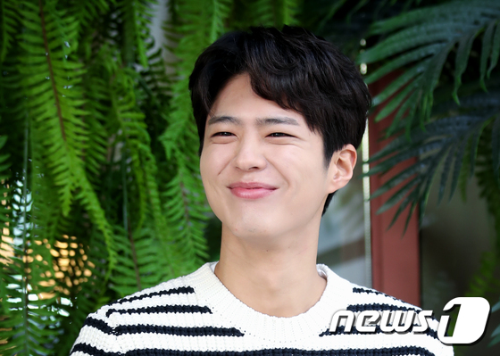 Park Bo-gum will be Enlisted as a naval culture public relations officer on the 31st, said Blossom Entertainment, a Park Bo-gum agency on the 28th. The place and time related to the new coronavirus infection (COVID-19) are private and will be quietly admitted without any special procedures.Park Bo-gum is also the Toran Boy of the movie Myeong-ri, which attracted 17 million viewers in 2014.Park Bo-gum, who played the boy Subong, who handed the toran to General Yi Sun-shin (Choi Min-sik) after the Battle of Myeongryang, was a newcomer who was acting as an actor for horseback riding and archery.I felt fun while changing my fear into courage, he said in an interview with a media source at the time. I want to get criticism with bones in the next work.His life character is by far the TVN Drama Take of Respond 1988.He was a Korean national treasure genius Baduk knight, but played a one-sided single-mindedness toward Deokseon (Hye-ri), and rang The Earrings of Madame de...The innocence of Park Bo-gum, which is buried in the characters, fascinated the public.When you appear in the series, the word curse of response that you fail to perform the next work is not only ITZY.KBS Drama Gurmigreen Moonlight as a taxa Lee Young in the full-scale The Earrings of Madame de...Since then, Song Hye-kyos role as a lover appeared on TVN Drama Boyfriend and did not miss the love of his sisters.His misfortune has never ceased. Last year, Actor Choi Won-young revealed his relationship with him and said, Park Bo-gum wrote a letter after the drama.I am younger than me, but I was impressed with my heart. I thought I had a lot to learn. Actor Kim Hee-sun in 2017 also mentioned KBS2 Drama Good Times that appeared with him in 2014, saying, Park Bo-gum is good enough to win.