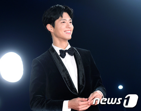 Park Bo-gum will be Enlisted as a naval culture public relations officer on the 31st, said Blossom Entertainment, a Park Bo-gum agency on the 28th. The place and time related to the new coronavirus infection (COVID-19) are private and will be quietly admitted without any special procedures.Park Bo-gum is also the Toran Boy of the movie Myeong-ri, which attracted 17 million viewers in 2014.Park Bo-gum, who played the boy Subong, who handed the toran to General Yi Sun-shin (Choi Min-sik) after the Battle of Myeongryang, was a newcomer who was acting as an actor for horseback riding and archery.I felt fun while changing my fear into courage, he said in an interview with a media source at the time. I want to get criticism with bones in the next work.His life character is by far the TVN Drama Take of Respond 1988.He was a Korean national treasure genius Baduk knight, but played a one-sided single-mindedness toward Deokseon (Hye-ri), and rang The Earrings of Madame de...The innocence of Park Bo-gum, which is buried in the characters, fascinated the public.When you appear in the series, the word curse of response that you fail to perform the next work is not only ITZY.KBS Drama Gurmigreen Moonlight as a taxa Lee Young in the full-scale The Earrings of Madame de...Since then, Song Hye-kyos role as a lover appeared on TVN Drama Boyfriend and did not miss the love of his sisters.His misfortune has never ceased. Last year, Actor Choi Won-young revealed his relationship with him and said, Park Bo-gum wrote a letter after the drama.I am younger than me, but I was impressed with my heart. I thought I had a lot to learn. Actor Kim Hee-sun in 2017 also mentioned KBS2 Drama Good Times that appeared with him in 2014, saying, Park Bo-gum is good enough to win.