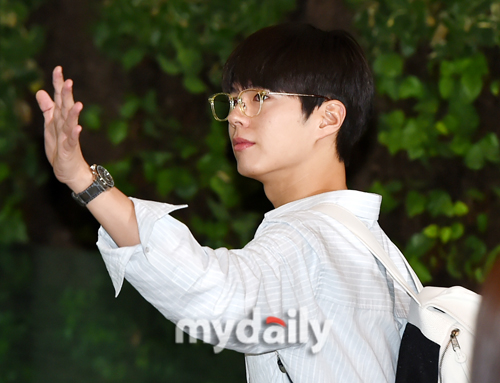 Actor Park Bo-gum, 27, was Enlisted with 669 aircraft at Jinhae Naval Education Command in Gyeongnam Province on the 31st.Park Bo-gum is scheduled to be discharged at the end of April 2022 after six weeks of basic training and a total of 20 months of service.Park Bo-gum entered the camp quietly without any special procedures in front of the unit.Earlier, the agency said, When I enter the hospital, Actor will shake my hand and say hello or bow my head without any short procedures.