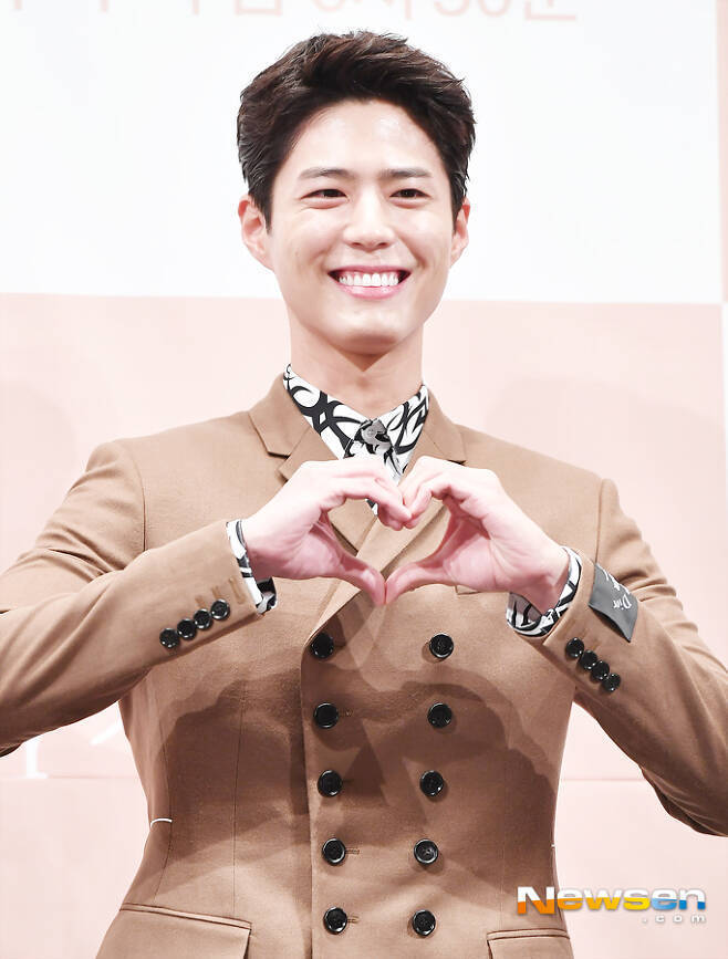 Park Bo-gum becomes a Navy.Park will join the military as a naval cultural publicist on August 31. The place and time of Enlisted are private to prevent the crowds associated with COVID-19.Blossom Entertainment said, We will enter quietly without any special procedure. We will try to enter immediately without any short procedure such as the Actor shaking his hand or bowing his head when entering.I am sorry to join the army without giving a simple greeting, but now I have decided to make this decision because it is considered a time to consider the social distance and the health of everyone because of COVID-19.I am asking for your understanding and understanding because it is an inevitable decision for the health and various safety of the fans and the reporters.Park will appear on the TVN New Moon TV drama Youth Record which will be broadcasted on September 7th.In addition, he tried to minimize the military flag by finishing filming of the films Seobok (director Lee Yong-ju) and Wonderland (director Kim Tae-yong).As it is the mainstream of the mainstream, there was a happening related to the Enlisted of Park Bo-gum.An Apartment in Jinhae, Gyeongnam Province, where a naval unit is located, said, Park Bo-gums fans are coming down from Seoul and each province and are staying at hotels and motels.Just in case, he announced.As this photo spreads through the online community, the Apartment will be notified again and said, Our Apartment is posted as a precaution because the elderly people live in the elderly. The previous announcement is wrong because there is a wrong part.