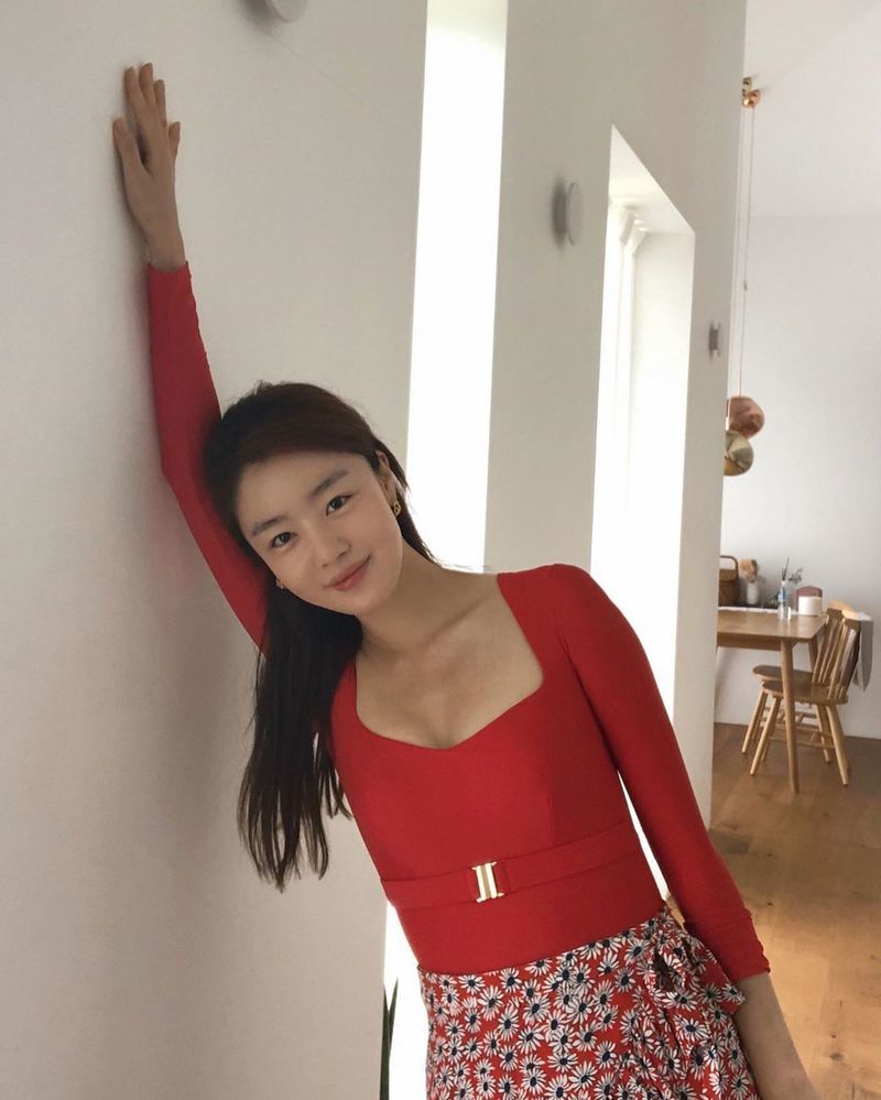 Han Sun-hwa has released past photos.Secret former Actor Han Sun-hwa gave her memories to Instagram on August 30 by revealing past photos.Han Sun-hwa shared a photo of herself wearing a particularly boldly coloured swimsuit.I can not travel to Corona 19, but I feel like I am in the middle of social distance.