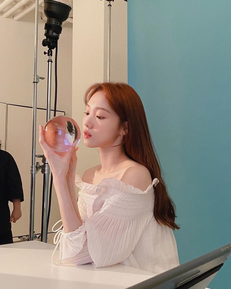 Lee Sung-kyung unveiled the AD shoot.Actor Lee Sung-kyung posted several photos to his Instagram on August 30.The photos released show Lee Sung-kyungs AD shooting.  Lee Sung-kyung shows off her neat charm with her long hair draped over her shoulders.Meanwhile, Lee Sung-kyung starred in the SBS drama Romantic Doctor Kim Sabu 2, which ended in February.