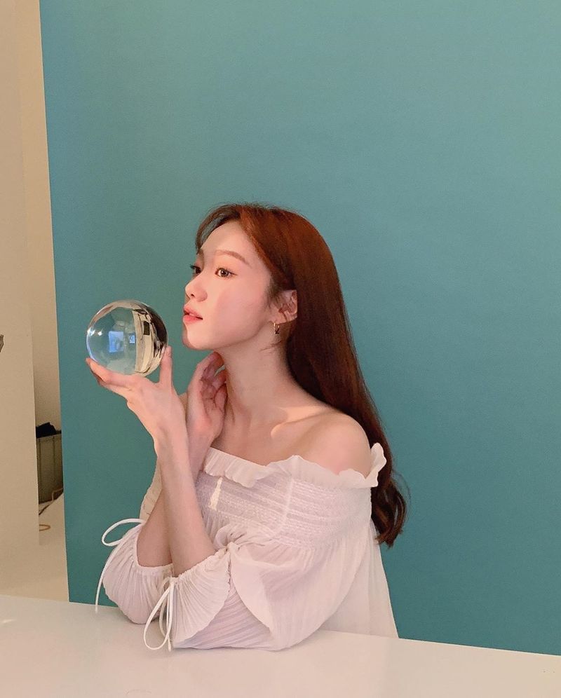 Lee Sung-kyung unveiled the AD shoot.Actor Lee Sung-kyung posted several photos to his Instagram on August 30.The photos released show Lee Sung-kyungs AD shooting.  Lee Sung-kyung shows off her neat charm with her long hair draped over her shoulders.Meanwhile, Lee Sung-kyung starred in the SBS drama Romantic Doctor Kim Sabu 2, which ended in February.