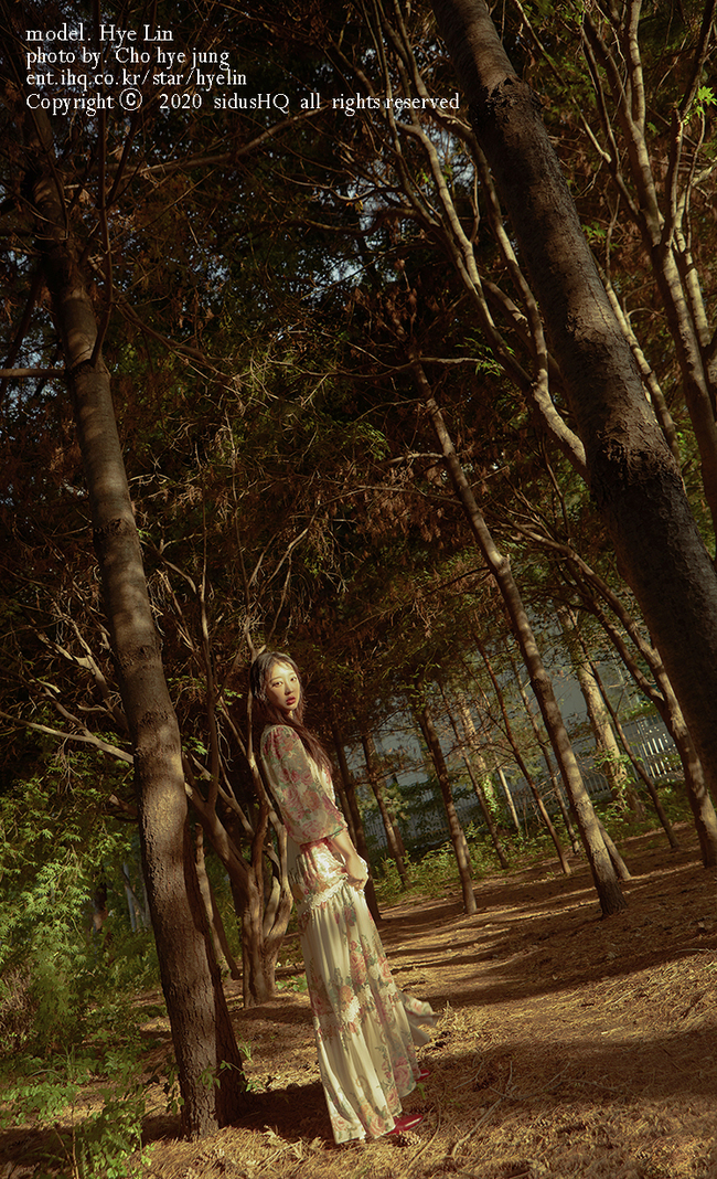 Seo Hye-lin makes surprise turn into autumn womanSeo Hye-lin, a former EXID, recently showed an Elegance Goddess figure, not the youthful charm that has been shown through the sidusHQ planning picture sid_US.In the public picture, Seo Hye-lin reveals a romantic Goddess figure in the background of sunshine and forests filled with autumn atmosphere as if to announce the beginning of autumn.Especially, it shows the alluring charm with deep eyes and various poses, and it enhances the perfection of the picture. The moods sensibility, which contrasts with the usual playful and familiar appearance, is combined with the loveliness of Seo Hye-lin.bak-beauty