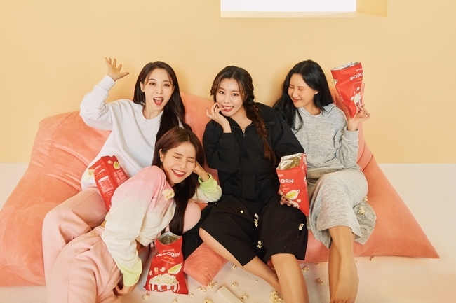 MAMAMOO showed off its beagle stone charmSinger MAMAMOOs hip and dignified charm of the athletic picture was released on August 31st.MAMAMOO in the public picture showed a healthy appearance wearing a new F/W product in 2020 for the athletic brand.In addition, MAMAMOO boasts the concept termination digestive power and causes admiration.First of all, I enjoy home training and home training in accordance with the trend of the house, and I concentrate my attention on the health in everyday life.Charisma puts down for a while and shows the youthful charm and health of MAMAMOO without filtration.The four are wearing a Hwasa colored athletic wear, taking various poses and emitting charm.The chic look, the beagle-filled look, and the expression of surprise to something seem to be watching a drama, and it makes the mother smile.Through this picture, MAMAMOOs healthy beauty and human vitamins are making people feel pleasant.In addition, MAMAMOOs wearing face masks emit a different charisma of 180 degrees, especially the different charms of four people are conveyed in the eyes of the photographs.Hwasa causes automatic entrance of those who show off involuntary charm, cool charisma for the door, sexy and intense eyes for Sola, and dreamy charm for Wheein.In the recent Andarkuppam 2020 FW season photo shoot, MAMAMOO completely digested any concept and impressed the people concerned.All four members of Sola, Moonbyeol, Wheene and Hwasa spread their energetic and healthy energy and expressed their athletic life.MAMAMOO said, I am glad to be selected as the Muse of Andarkuppam, who conveys honest and healthy life, and said, I hope you have fun work with Andarkuppam as well as shooting pictures.bak-beauty
