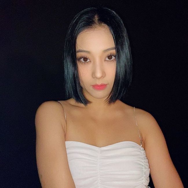 CLC member Jang Seung-Smoking announced the current situation.Jang Seung-Smoking posted several photos on his instagram on August 31.Jang Seung-Smoking in the public photo is staring at the camera in front of her. She made a dark stage make-up and turned into a knife-footed hair to reveal her charm.The CLC, which includes Jang Seung-Smoking, will return to the music industry with Helicopter on the 2nd of next month.ideal land