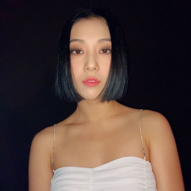 CLC member Jang Seung-Smoking announced the current situation.Jang Seung-Smoking posted several photos on his instagram on August 31.Jang Seung-Smoking in the public photo is staring at the camera in front of her. She made a dark stage make-up and turned into a knife-footed hair to reveal her charm.The CLC, which includes Jang Seung-Smoking, will return to the music industry with Helicopter on the 2nd of next month.ideal land