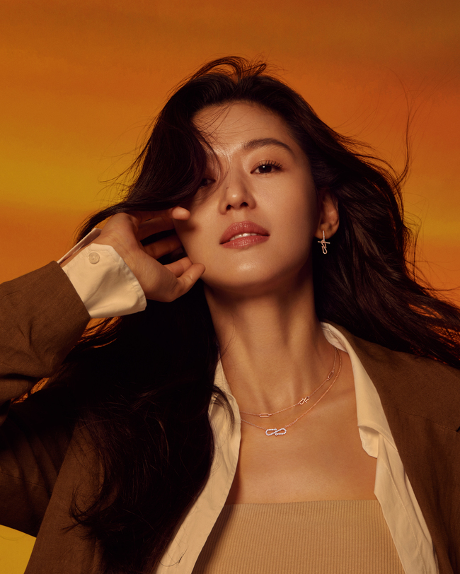 Actor Jun Ji-hyun proved the picture artisan.Stonehenge (STONEHENgE) released a 2020 fall ad cut with Muse Jun Ji-hyun on August 31.This advertising campaign has put the background of dynamic color behind and has attracted the various charms of Jun Ji-hyun that was not seen before.On the spot, Jun Ji-hyun expressed rich emotional acting and sensual pose, and painted all the cuts in his own style, revealing the aspect of the artist.bak-beauty