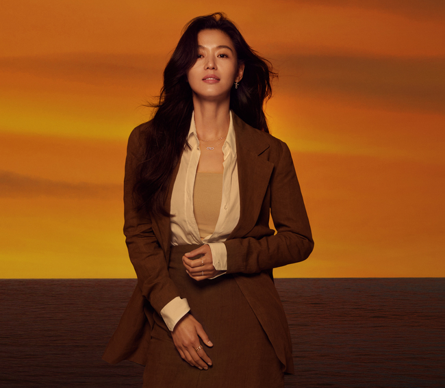 Actor Jun Ji-hyun proved the picture artisan.Stonehenge (STONEHENgE) released a 2020 fall ad cut with Muse Jun Ji-hyun on August 31.This advertising campaign has put the background of dynamic color behind and has attracted the various charms of Jun Ji-hyun that was not seen before.On the spot, Jun Ji-hyun expressed rich emotional acting and sensual pose, and painted all the cuts in his own style, revealing the aspect of the artist.bak-beauty