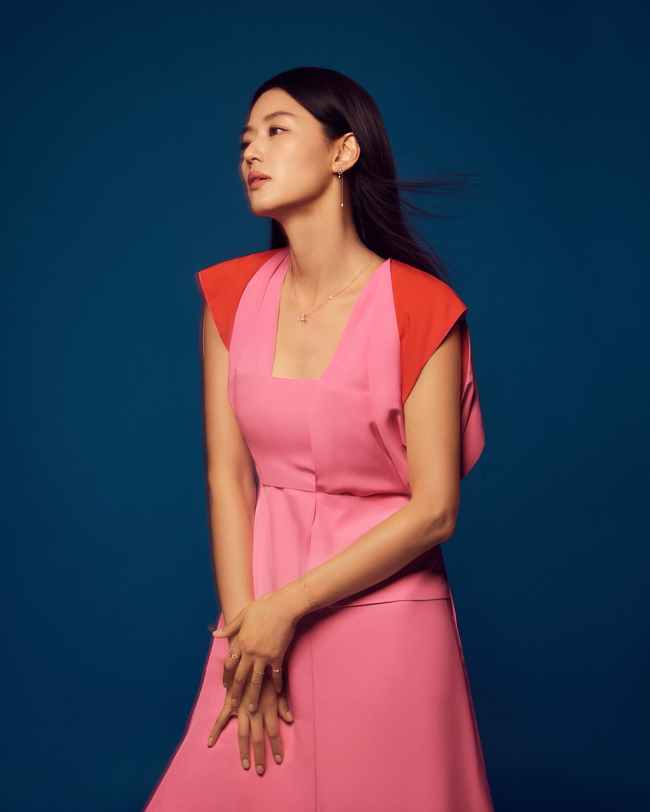 Actor Jun Ji-hyun proved the picture artisan.Stonehenge (STONEHENgE) released a 2020 fall ad cut with Muse Jun Ji-hyun on August 31.This advertising campaign has put the background of dynamic color behind and has attracted the various charms of Jun Ji-hyun that was not seen before.On the spot, Jun Ji-hyun expressed rich emotional acting and sensual pose, and painted all the cuts in his own style, revealing the aspect of the artist.bak-beauty