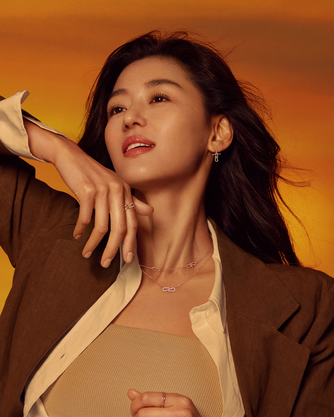 Actor Jun Ji-hyun proved the picture artisan.Stonehenge (STONEHENgE) released a 2020 fall ad cut with Muse Jun Ji-hyun on August 31.This advertising campaign has put the background of dynamic color behind and has attracted the various charms of Jun Ji-hyun that was not seen before.On the spot, Jun Ji-hyun expressed rich emotional acting and sensual pose, and painted all the cuts in his own style, revealing the aspect of the artist.bak-beauty