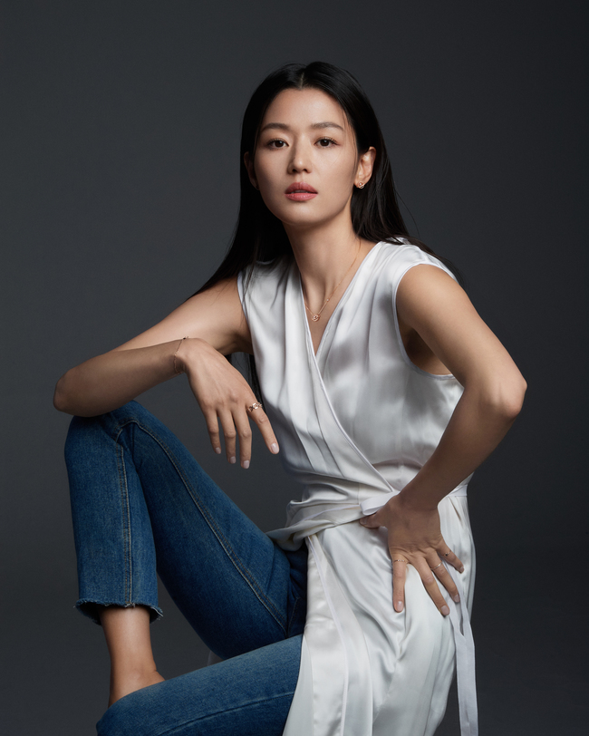 Actor Jun Ji-hyun proved the picture artisan.Stonehenge (STONEHENgE) released a 2020 fall ad cut with Muse Jun Ji-hyun on August 31.This advertising campaign has put the background of dynamic color behind and has attracted the various charms of Jun Ji-hyun that was not seen before.On the spot, Jun Ji-hyun expressed rich emotional acting and sensual pose, and painted all the cuts in his own style, revealing the aspect of the artist.bak-beauty