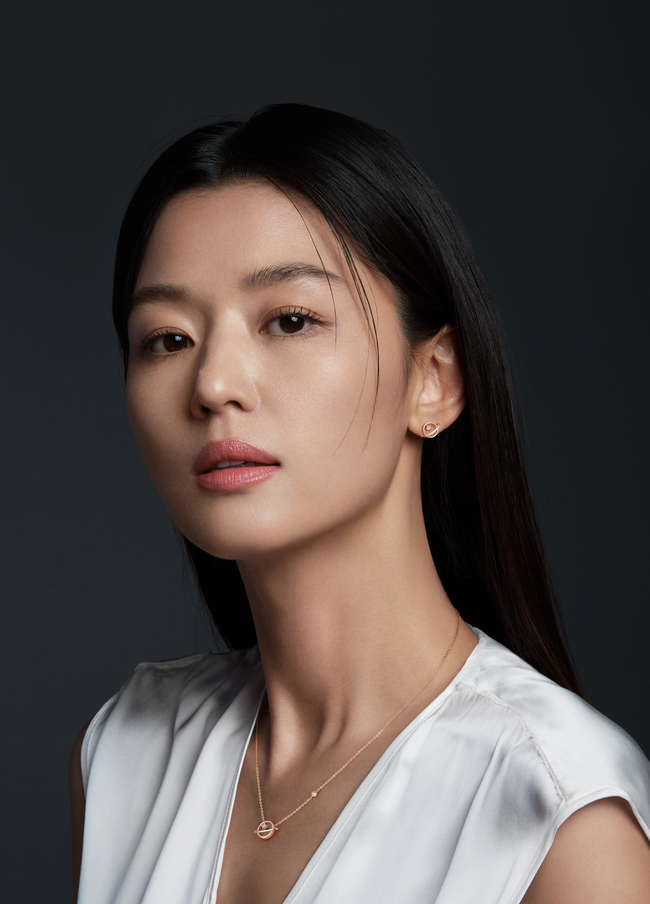 Actor Jun Ji-hyun proved the picture artisan.Stonehenge (STONEHENgE) released a 2020 fall ad cut with Muse Jun Ji-hyun on August 31.This advertising campaign has put the background of dynamic color behind and has attracted the various charms of Jun Ji-hyun that was not seen before.On the spot, Jun Ji-hyun expressed rich emotional acting and sensual pose, and painted all the cuts in his own style, revealing the aspect of the artist.bak-beauty