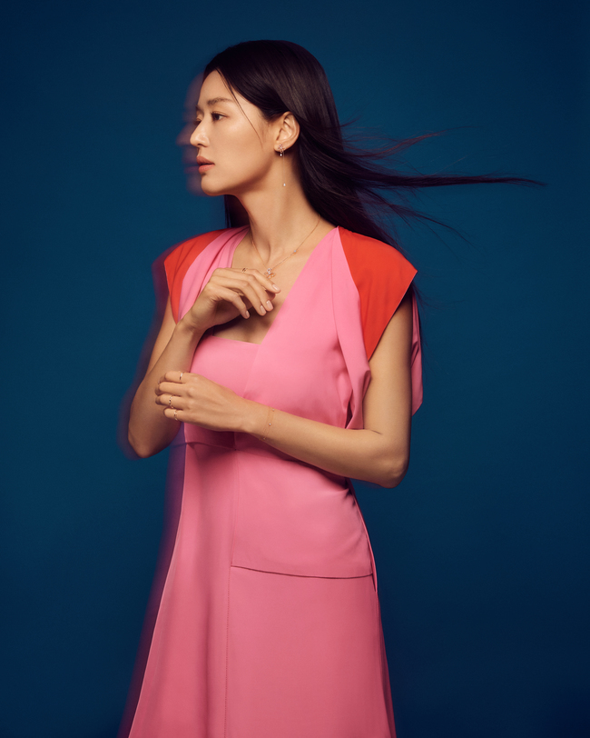 Actor Jun Ji-hyun proved the picture artisan.Stonehenge (STONEHENgE) released a 2020 fall ad cut with Muse Jun Ji-hyun on August 31.This advertising campaign has put the background of dynamic color behind and has attracted the various charms of Jun Ji-hyun that was not seen before.On the spot, Jun Ji-hyun expressed rich emotional acting and sensual pose, and painted all the cuts in his own style, revealing the aspect of the artist.bak-beauty