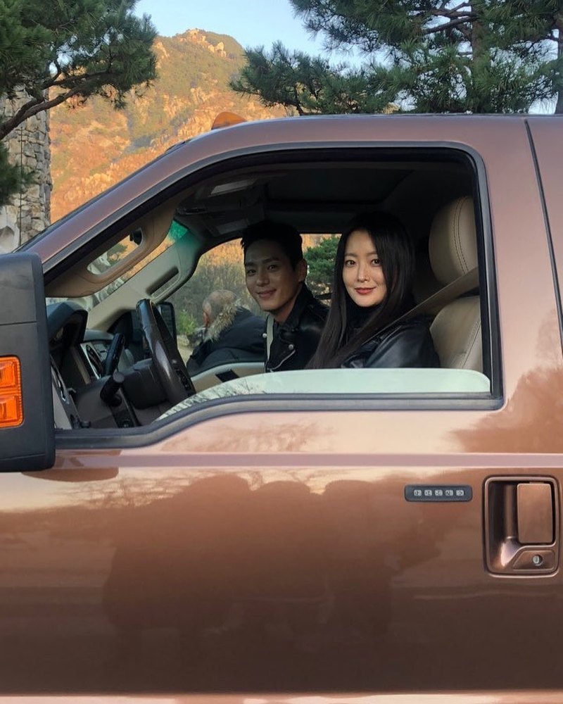 Actor Kwak Si-yang has unveiled the scene of a Drama shoot with Kim Hee-sun.Kwak Si-yang wrote on his Instagram account on August 31, #alice #Alice #My sister, Hee Sun, first shooting day. Please expect much next week, everyone!In the photo, Kwak Si-yang and Kim Hee-sun are smiling while looking at the camera while boarding the vehicle.The couple, who are in a couple relationship, focused their attention on the show, showing off their warm visual chemistry.The netizens who saw this responded, I believe it is the same age? I am looking forward to seeing your appearance Chemi what?seo ji-hyun