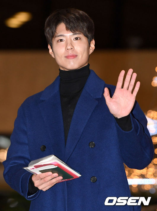 Locals and Park Bo-gums agency are concerned about the spread of COVID-19 as Actor Park Bo-gum enters the Navy Education Command today (31st).The 2.5 stage of social distance has come into effect, but fans are worried that they will be on the scene.Park Bo-gum will be installed at 669 units at Navy Education Command in Gyeonghwa-dong, Jinhae-gu, Changwon, Yangsan on the 31st.He will work for 607 days as a Navy culture public relations officer after receiving 6 weeks of recruitment training with 1,300 people.Park Bo-gum had a practical interview with Navy military musicians at Navy headquarters in Gyeryong-si, Chungnam Province on June 1, and received a notice of acceptance on the 25th of the same month.We are going to enter the prison quietly without any special procedures, and I ask you not to visit, said Bluesum Entertainment, a subsidiary of Park Bo-gum.An apartment in Yangsan Jinhae, where the Navy Education Command is located, recently posted a notice saying that Park Bo-gum fans are staying in Jinhae in Seoul and each province and are staying at hotels and motels.There are many lodging facilities near the apartment, so residents wrote such a letter because they were worried that they would be infected with COVID-19.However, some fans of Park Bo-gum who saw the announcement explained that they did not go to Jinhae as a group, such as deporting buses to see Enlisted.Then I tried to contact the apartment side, and there was a happening to attach a new notice.Navy also sent an official letter to Blussom Entertainment asking for restraint from visiting fan clubs to prevent the spread of COVID-19.Blussom Entertainment has emphasized on the 24th and 28th that the place and time of Enlisted (Park Bo-gum) are private, and I will go quietly without special procedures.This means that even standing at a distance and wearing a mask and greeting are omitted.I am sorry to have been Enlisted without giving a simple greeting, but now I have decided that COVID-19 is a time to consider social distance and the health of everyone, he added.DB