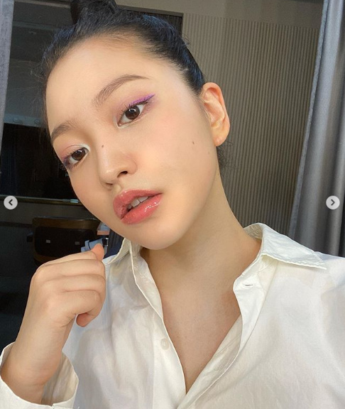 Group Red Velvet Yeri boasted a mature charm.Yeri posted several photos on his SNS on the 31st.In the photo, Yeri is getting makeup: unlike Yeri, who usually boasts a pure charm, she tied her hair together and showed intense charm.Yeri showed off her pale-colored charm, perfecting her intense makeup, and Yeris beauty, which was mature from head to fashion, also glowed.Red Velvet, which Yeri belongs to, will be broadcast live on the world through the live broadcast channel mu-mo LIVE of Avex in Japan and Beyond LIVE of Naver V Live on the 29th, along with Super Junior, SuperM, Exo Sehun & Chan Yeol