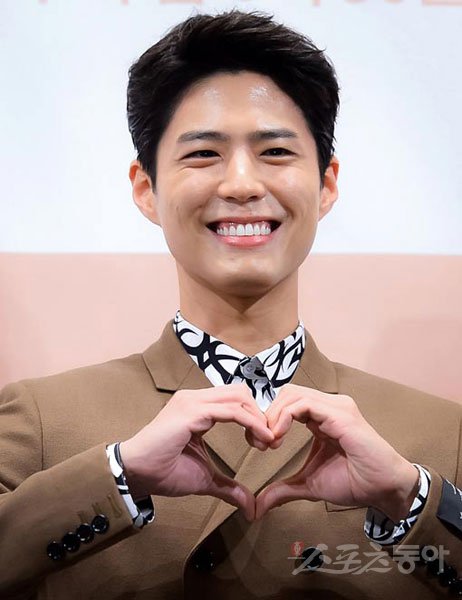 Actor Park Bo-gum is Enlisted as a Navy Culture Promotionalist today (August 31).Record of Youth starring Park Bo-gum will be broadcasted at 9 pm on September 7th, drawing a Record of Youth growth of young people who are trying to achieve dreams and love without despairing on the wall of reality.