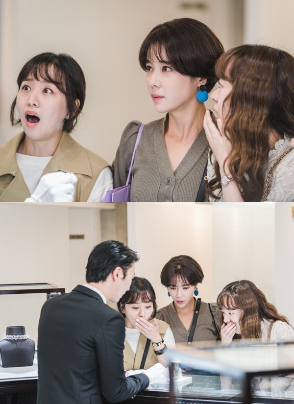KBS2 Mon-Tue drama He is the guy What is the case that blocked the words of Hwang Jung-eum?In the 15th episode of KBS 2TVs Mon-Tue drama The Guy Is the Guy (directed by Choi Yoon-seok, Lee Ho/playplayplay by Lee Eun-young), Hwang Jung-eum (played by Seo Hyun-joo) is curious to say that he is pictured visiting a jewelry store with his Friends Noh Susanna (played by Oh Young-eun) and Song Sang-eun (played by Kang Min-jung).Earlier, Oh Young-eun (Noh susanna) and Kang Min-jung (Song Sang-eun) showed a strong Friendship for 30 years, helping Seo Hyun-joo (Hwang Jung-eum) with the crisis and love related to his work.In particular, married women Kang Min-jung and Seo Hyun-joo, who are married, have focused their attention on the realistic way of sharing their honest thoughts about marriage.In the meantime, Seo Hyun-joo, Oh Young-eun, and Kang Min-jung visit jewelery stores and catch their attention.Seo Hyun-joo is restless alone in the things that the staff has taken out, while the two people are laughing because they are holding their mouths in a surprised expression.The three people find unexpected people in front of the jewelery store and unfold their imagination.It is noteworthy who they saw in front of the store and what the imagination will lead to.The happening at the jewelry store can be seen at the 15th KBS 2TV Mon-Tue drama The Guy Is The Guy, which airs today (31st) at 9:30 pm.Photo Offering: Aiwill Media