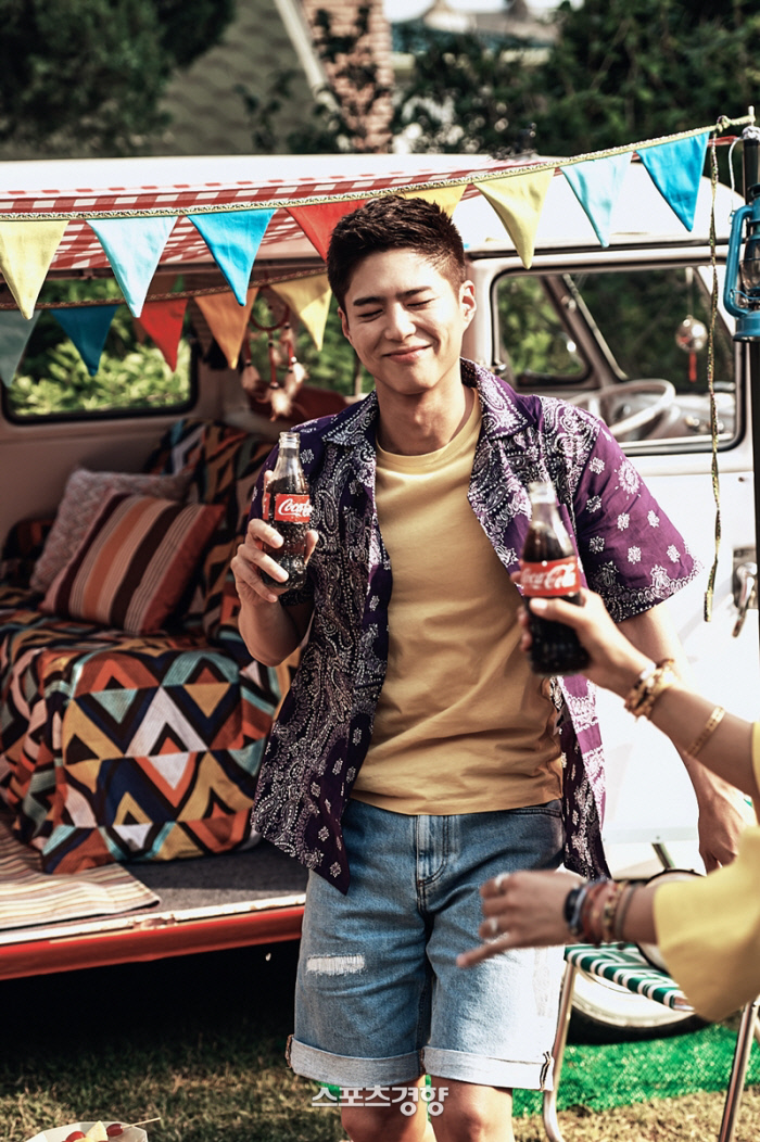 Park Bo-gum has released a photo of the ex-Enlisted hot dance.The hidden hung of Park Bo-gum exploded at the scene of Coca-Cola - Coca-Colas Summer Campaign TV AD shooting.AD-shot behind-the-scenes photo released by Coca-Cola on the 31st shows Park Bo-gum putting a Pignik mat on the front yard of his house with his friends and enjoying HomeCnick (Home + Pignik), which has recently emerged as an in-sight trend centered on MZ generations.Park Bo-gum in the photo expresses exciting pleasure with the whole body with Coca-Cola - Coca-Cola in one hand, and seems to summon the exciting music flowing from the scene out of the picture.Park Bo-gum was showing off his unscheduled dance skills while shooting.With the natural excitement like Dance Artisan felt in the expression of Park Bo-gum, the field staff responded with applause and laughter in a cute dance ability that seemed to be somewhat clumsy.This summer, the hidden excitement of Park Bo-gum, who was filming the Pignik scene among the three themes proposed by Coca-Cola as New Normals new summer routine, continued throughout the shoot.It is the back door that made the filming scene entertaining by continuing the small but pleasant play that the peers would enjoy, such as knocking on the spot, knocking on the spot, and throwing ring throw games and eating popcorn with their mouths.Coca-Cola - Coca-Colas Summer Campaign TV AD, filmed by Park Bo-gum, has been on air since last month.Coca-Cola - Coca-Cola is sending a message to spend the summer in New Normal in the nearest place with excitement and joy through this summer campaign.In addition to Picnik, who showed off his dance skills, Park Bo-gum expressed his daily life of finding special happiness in the daily life of this summer with the theme of camping and home cinema where he can spend a thrilling and pleasant summer life in the city center.