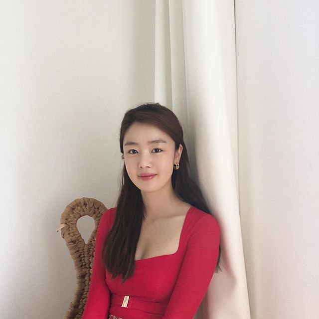 Actor Han Sun-hwa, from Group Secret, showed off her perfect figure in a swimmersuit.Han Sun-hwa posted a photo on his instagram on Thursday, saying, Cherry Gochujang swimsuit. Feeling like a last photo today or not.The photo showed Han Sun-hwa in a red swimmer like Cherry Gochujang he explained, and he boasted a sexy yet innocent atmosphere.Especially, in contrast to the white skin, the more intense swimsuit color attracted attention, and he showed envy with his glamorous body.Han Sun-hwa played the role of Yoo Yeon-ju in SBS Drama Sunset Star, which ended in August; Han Sun-hwa is a pro-sister of group Bigton member Han Seung-woo.=