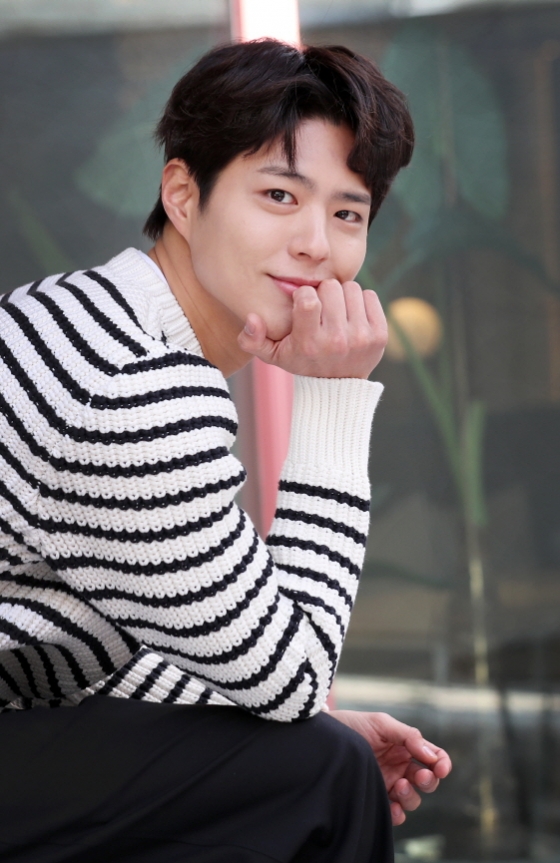 Active Enlisted by Actor Park Bo-gum, 27, as a Navy publicist.According to his agency Blussom Entertainment on March 31, Park Bo-gum will be Enlisted as the Navy Education Command in Jinhae, Gyeongnam Province.Park Bo-gum passed in June after applying to the Navy Cultural Promotion Group.He will continue his military service after receiving recruit training (basic military training) at the Navy Education Commands subordinate training camp; Discharge is coming April 2022.Earlier, Blussom Entertainment asked fans to refrain from visiting the entrance site to prevent the spread of new corona virus infection (COVID-19).We will quietly enter the hospital without any special procedures, Blusham Entertainment said.I am sorry to have Enlisted without giving a brief greeting, but now it is time to consider social distance and the health of everyone because of COVID-19, he said. I am sorry that Actor will join the hospital immediately without a short procedure such as shaking his hand or bowing his head.Meanwhile, Park Bo-gum, who majored in musicals at Myongji University, made his debut in 2011 with the movie Blind.Since then, he has continued his acting career by appearing in films such as Myeong-ryang (2014), Chinatown (2015), Gangsital (2012), Tomorrow also Cantabile (2014), and Remember You (2015).Especially in 2015 ~ 2016, Drama Reply 1988 was disassembled into a genius Baduk article Choi Taek station.Since then, he has been loved by many people such as Drama Gurmigreen Moonlight (2016) and Boyfriend (2018-2019).TVN New Moonhwa Drama Youth Record and the movie Wonderland scheduled to open next year are all over the show on September 7th.