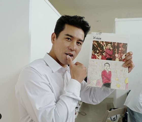 On the 31st, Tomorrow is Mr Trot official Instagram, a picture was posted with an article entitled Handsome guy deer and coloring book?In the photo, Jang Min-Ho, wearing a white shirt, poses with his coloring book, and he is also attracting attention by revealing his own colored picture.The netizens who watched the photo said, The picture can not contain Bigger Than Life.Bigger Than Life Sculpture Beautiful , I painted this too and I dare not color my handsome face. On the other hand, Jang Min-Ho is active in various entertainment programs including Colcenta of Love, Pongpung Academic Center, and Pyeonstorang.