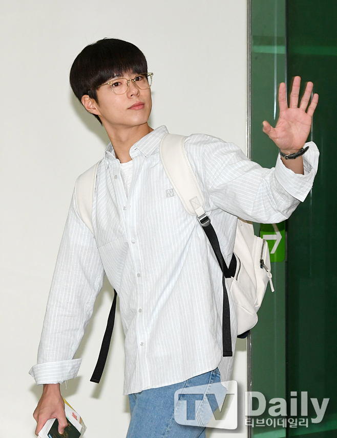 Actor Park Bo-gum begins his military service today (31st).Park Bo-gum will be Enlisted at 669 at the Navy Education Command in Jinhae, Gyeongsangnam-do.After six weeks of basic training and a total of 20 months of service, he will be discharged at the end of April 2022.As the top-level actors Enlisted, the reporters and fans were expected to pay attention, but Park Bo-gum said he would quietly enter the hospital without any special procedures in front of the unit.Blossom Entertainment, a subsidiary company, said, I am going to enter the site immediately without a short procedure such as Actor shaking his hand or bowing his head when entering the company.This is a decision that concerns the spread of COVID-19.Park Bo-gum finished filming the Enlisted former film Wonderland and the drama Youth Record.