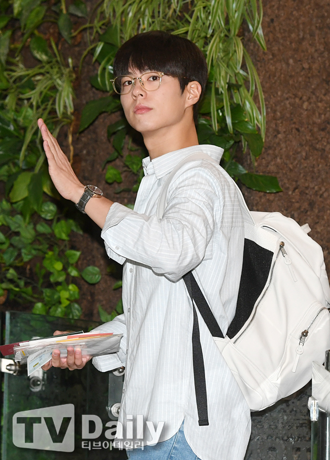 Actor Park Bo-gum is Enlisted in the County today (31st).Park Bo-gum is Enlisted to the Navy Education Command in Jinhae, Gyeongnam Province with 669 aircraft.After six weeks of basic training and a total of 20 months of service, he will be discharged at the end of April 2022.Park Bo-gum applied to the piano field (key disease) of the Navy Cultural Promotion Group in May, and received the final acceptance notice through practical and interview tests in early June.Concerned about the spread of COVID-19, Park Bo-gum decided to be closed to the public.Blossom Entertainment, a subsidiary company, said, When I enter, I will try to enter the hospital immediately without a short procedure such as Actor shaking his hand or bowing his head.I have recorded Park Bo-gums youth that I will miss for 20 months.Meanwhile, Park Bo-gum is about to broadcast the first TVN drama Youth Records, and has finished filming the films Seobok (director Lee Yong-ju) and Wonderland (director Kim Tae-yong).