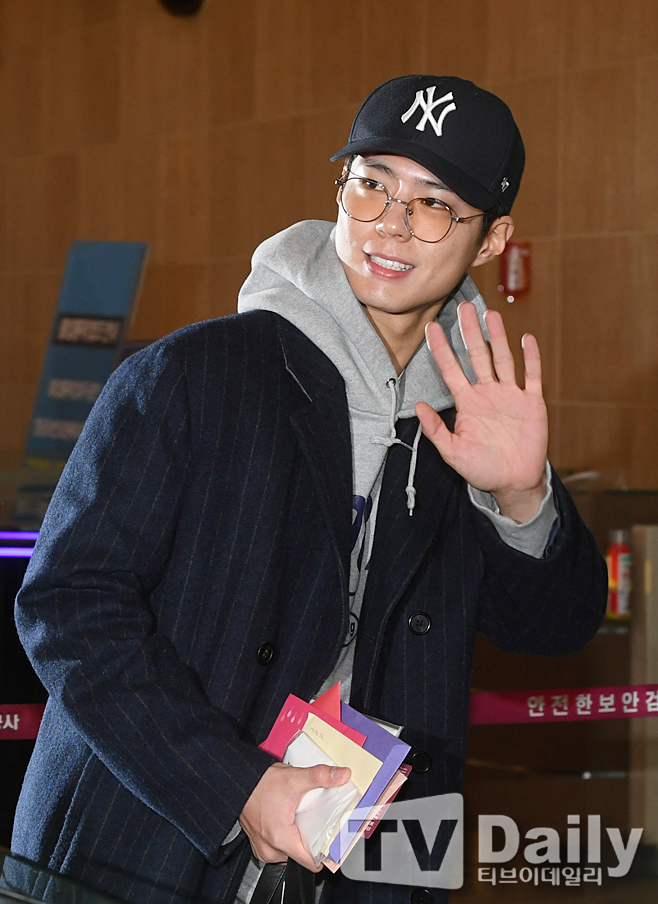 Actor Park Bo-gum is Enlisted in the County today (31st).Park Bo-gum is Enlisted to the Navy Education Command in Jinhae, Gyeongnam Province with 669 aircraft.After six weeks of basic training and a total of 20 months of service, he will be discharged at the end of April 2022.Park Bo-gum applied to the piano field (key disease) of the Navy Cultural Promotion Group in May, and received the final acceptance notice through practical and interview tests in early June.Concerned about the spread of COVID-19, Park Bo-gum decided to be closed to the public.Blossom Entertainment, a subsidiary company, said, When I enter, I will try to enter the hospital immediately without a short procedure such as Actor shaking his hand or bowing his head.I have recorded Park Bo-gums youth that I will miss for 20 months.Meanwhile, Park Bo-gum is about to broadcast the first TVN drama Youth Records, and has finished filming the films Seobok (director Lee Yong-ju) and Wonderland (director Kim Tae-yong).
