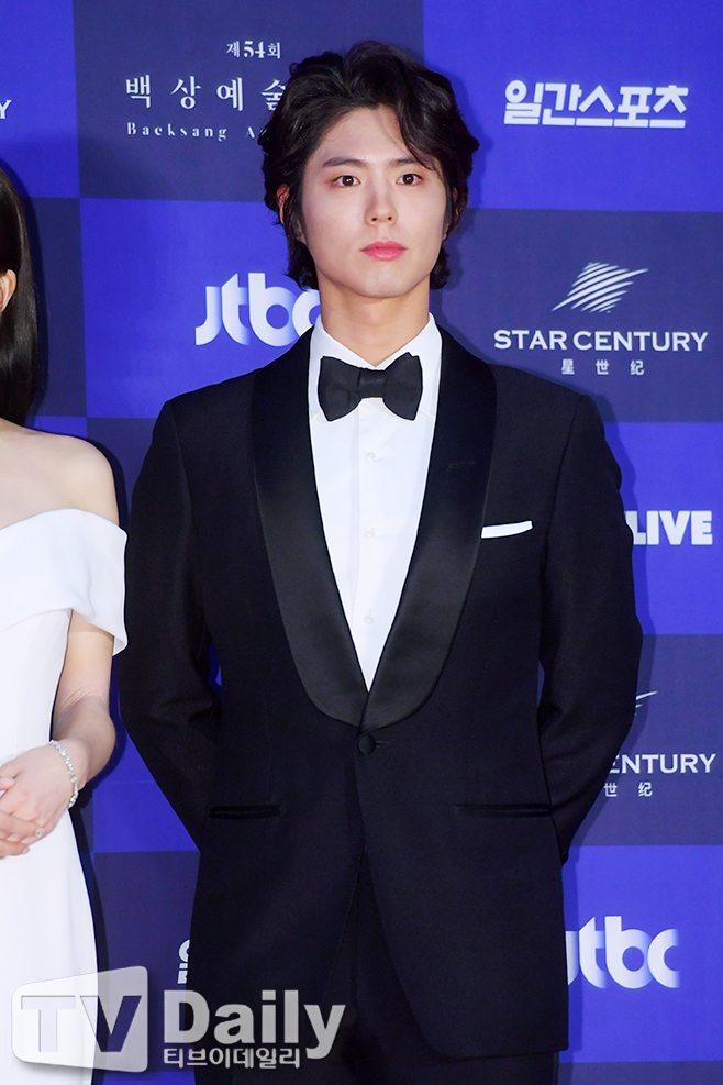 Actor Park Bo-gum is Enlisted in the County today (31st).Park Bo-gum is Enlisted to the Navy Education Command in Jinhae, Gyeongnam Province with 669 aircraft.After six weeks of basic training and a total of 20 months of service, he will be discharged at the end of April 2022.Park Bo-gum applied to the piano field (key disease) of the Navy Cultural Promotion Group in May, and received the final acceptance notice through practical and interview tests in early June.Concerned about the spread of COVID-19, Park Bo-gum decided to be closed to the public.Blossom Entertainment, a subsidiary company, said, When I enter, I will try to enter the hospital immediately without a short procedure such as Actor shaking his hand or bowing his head.I have recorded Park Bo-gums youth that I will miss for 20 months.Meanwhile, Park Bo-gum is about to broadcast the first TVN drama Youth Records, and has finished filming the films Seobok (director Lee Yong-ju) and Wonderland (director Kim Tae-yong).