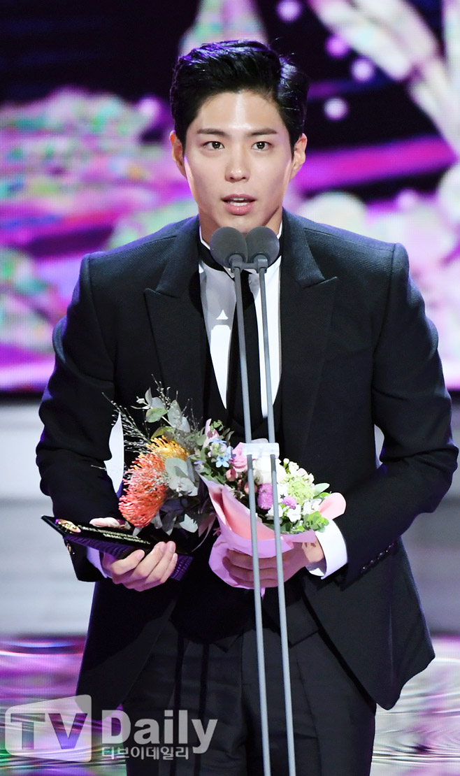 Actor Park Bo-gum is Enlisted in the County today (31st).Park Bo-gum is Enlisted to the Navy Education Command in Jinhae, Gyeongnam Province with 669 aircraft.After six weeks of basic training and a total of 20 months of service, he will be discharged at the end of April 2022.Park Bo-gum applied to the piano field (key disease) of the Navy Cultural Promotion Group in May, and received the final acceptance notice through practical and interview tests in early June.Concerned about the spread of COVID-19, Park Bo-gum decided to be closed to the public.Blossom Entertainment, a subsidiary company, said, When I enter, I will try to enter the hospital immediately without a short procedure such as Actor shaking his hand or bowing his head.I have recorded Park Bo-gums youth that I will miss for 20 months.Meanwhile, Park Bo-gum is about to broadcast the first TVN drama Youth Records, and has finished filming the films Seobok (director Lee Yong-ju) and Wonderland (director Kim Tae-yong).