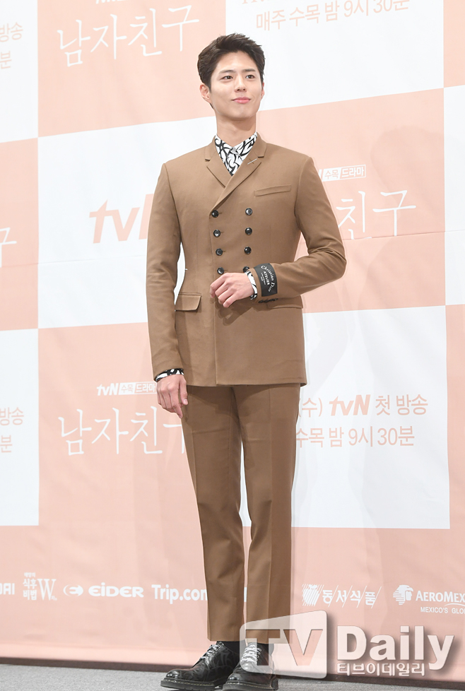 Actor Park Bo-gum is Enlisted in the County today (31st).Park Bo-gum is Enlisted to the Navy Education Command in Jinhae, Gyeongnam Province with 669 aircraft.After six weeks of basic training and a total of 20 months of service, he will be discharged at the end of April 2022.Park Bo-gum applied to the piano field (key disease) of the Navy Cultural Promotion Group in May, and received the final acceptance notice through practical and interview tests in early June.Concerned about the spread of COVID-19, Park Bo-gum decided to be closed to the public.Blossom Entertainment, a subsidiary company, said, When I enter, I will try to enter the hospital immediately without a short procedure such as Actor shaking his hand or bowing his head.I have recorded Park Bo-gums youth that I will miss for 20 months.Meanwhile, Park Bo-gum is about to broadcast the first TVN drama Youth Records, and has finished filming the films Seobok (director Lee Yong-ju) and Wonderland (director Kim Tae-yong).