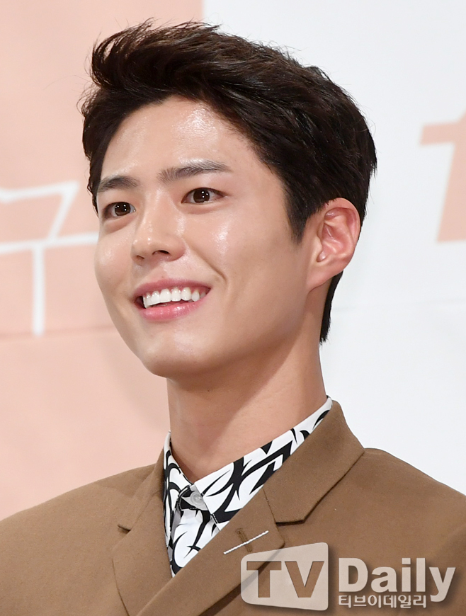 Actor Park Bo-gum is Enlisted in the County today (31st).Park Bo-gum is Enlisted to the Navy Education Command in Jinhae, Gyeongnam Province with 669 aircraft.After six weeks of basic training and a total of 20 months of service, he will be discharged at the end of April 2022.Park Bo-gum applied to the piano field (key disease) of the Navy Cultural Promotion Group in May, and received the final acceptance notice through practical and interview tests in early June.Concerned about the spread of COVID-19, Park Bo-gum decided to be closed to the public.Blossom Entertainment, a subsidiary company, said, When I enter, I will try to enter the hospital immediately without a short procedure such as Actor shaking his hand or bowing his head.I have recorded Park Bo-gums youth that I will miss for 20 months.Meanwhile, Park Bo-gum is about to broadcast the first TVN drama Youth Records, and has finished filming the films Seobok (director Lee Yong-ju) and Wonderland (director Kim Tae-yong).