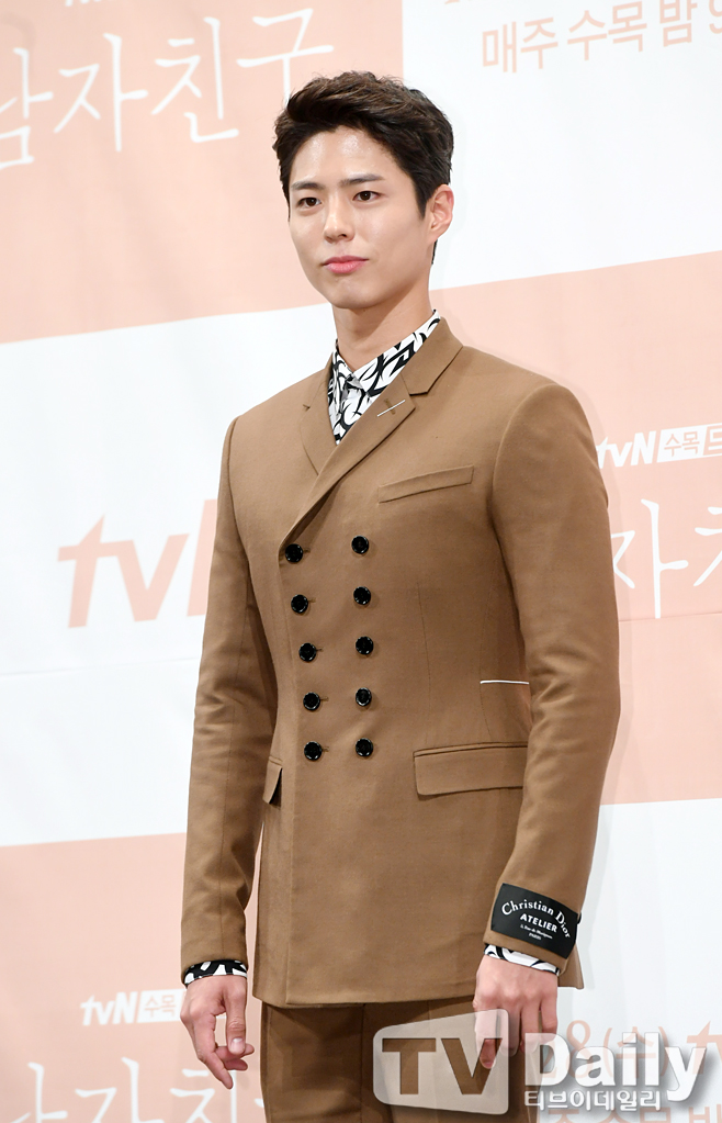 Actor Park Bo-gum is Enlisted in the County today (31st).Park Bo-gum is Enlisted to the Navy Education Command in Jinhae, Gyeongnam Province with 669 aircraft.After six weeks of basic training and a total of 20 months of service, he will be discharged at the end of April 2022.Park Bo-gum applied to the piano field (key disease) of the Navy Cultural Promotion Group in May, and received the final acceptance notice through practical and interview tests in early June.Concerned about the spread of COVID-19, Park Bo-gum decided to be closed to the public.Blossom Entertainment, a subsidiary company, said, When I enter, I will try to enter the hospital immediately without a short procedure such as Actor shaking his hand or bowing his head.I have recorded Park Bo-gums youth that I will miss for 20 months.Meanwhile, Park Bo-gum is about to broadcast the first TVN drama Youth Records, and has finished filming the films Seobok (director Lee Yong-ju) and Wonderland (director Kim Tae-yong).